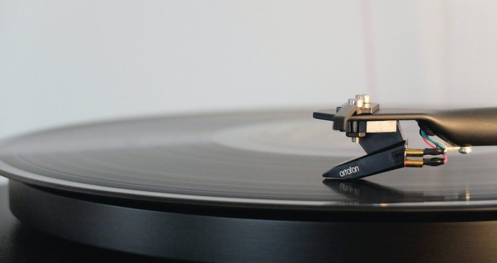 round black vinyl disc on vinyl player